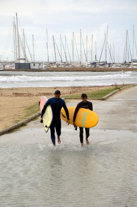 November-Wetter auf Mallorca - den Surfern gefällt's