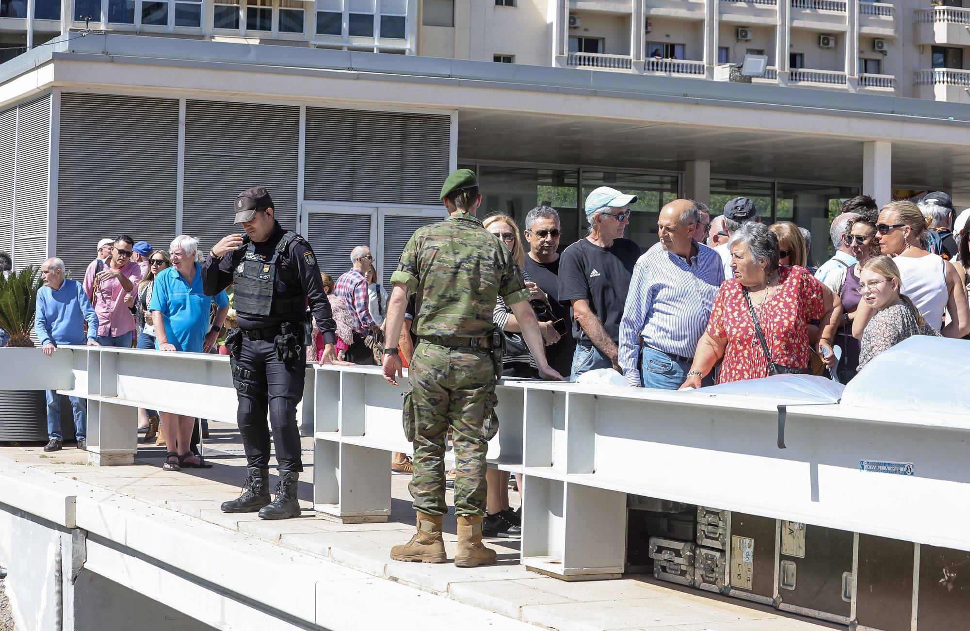 Un hombre sufre una aparatosa caída al precipitarse de un puente durante la jura de bandera de Benidorm