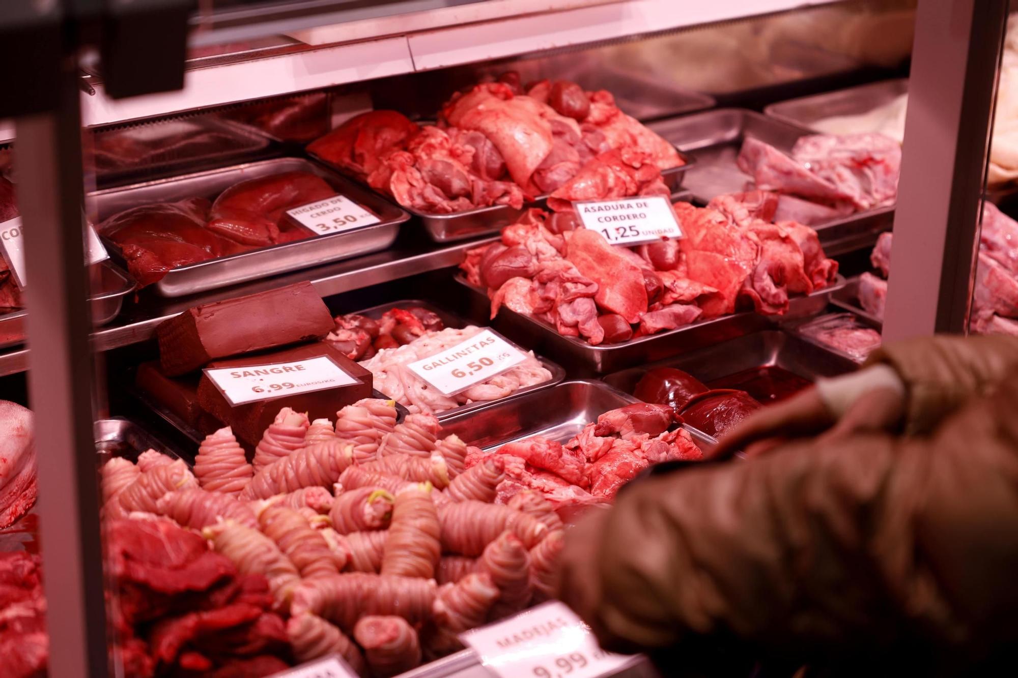 Las compras para Navidad se adelantan en el Mercado Central de Zaragoza