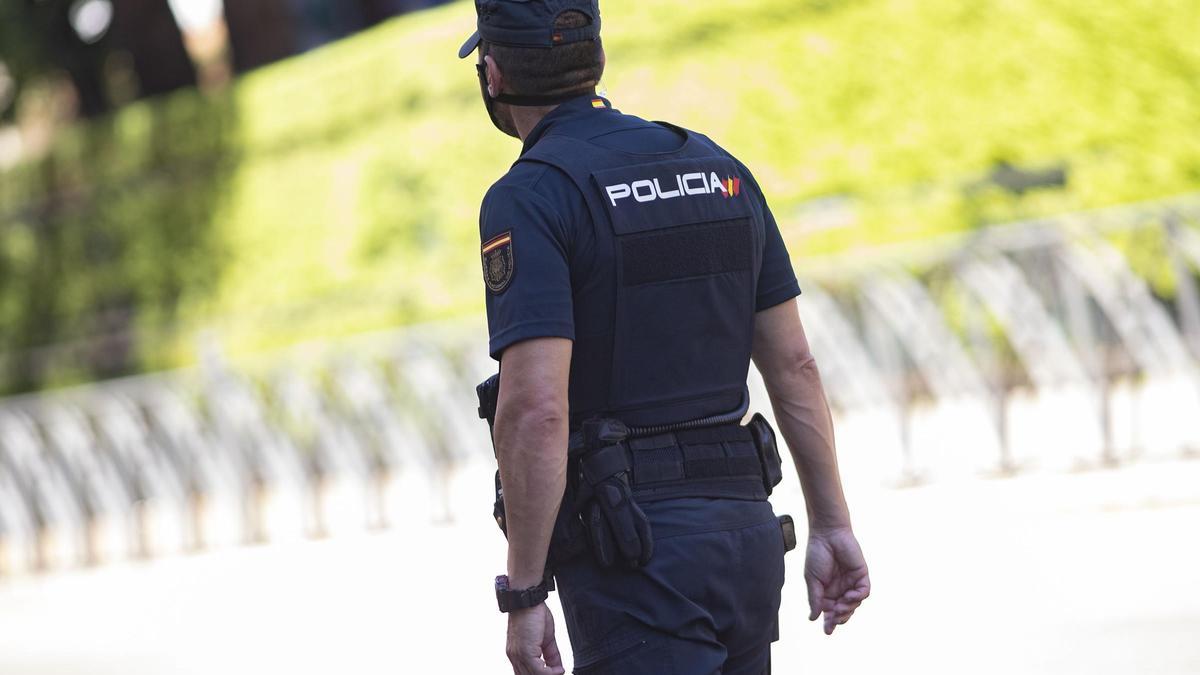 Arrestado tras enfrentarse a los viandantes y lanzar una piedra contra un coche patrulla en Arrecife