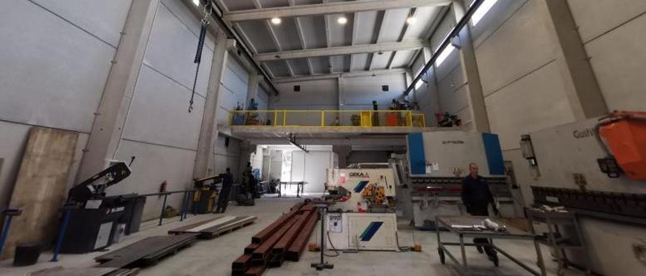 Nave de la empresa aluminios Alinox Morrazo en el polígono industrial de Castiñeiras, en Bueu. |  S.A.