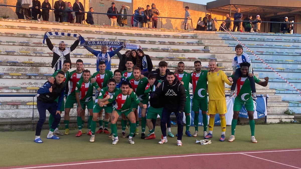 La plantilla del Alcoyano y algunos aficionados desplazados hasta San Fernando celebran la victoria