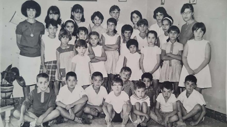 Chicha La Maestra, con sus primeros alumnos en 1964.