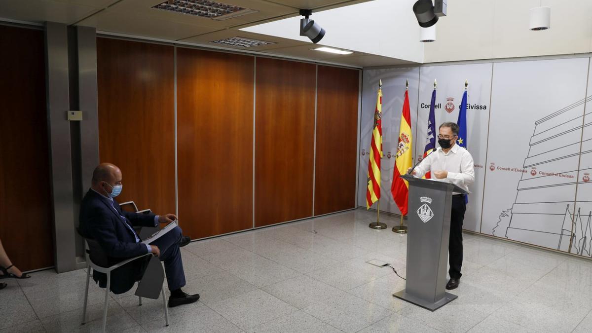 El presidente del Consell de Ibiza, Vicent Marí, y el conseller de Movilidad y Vivienda, Josep Marí Ribas, durante una rueda de prensa.