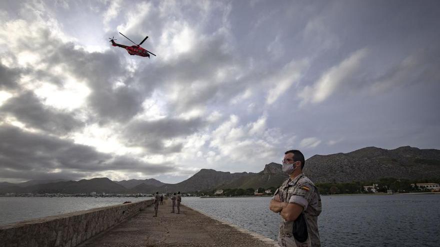 Militär übt mit Helikoptern über der Bucht von Pollença