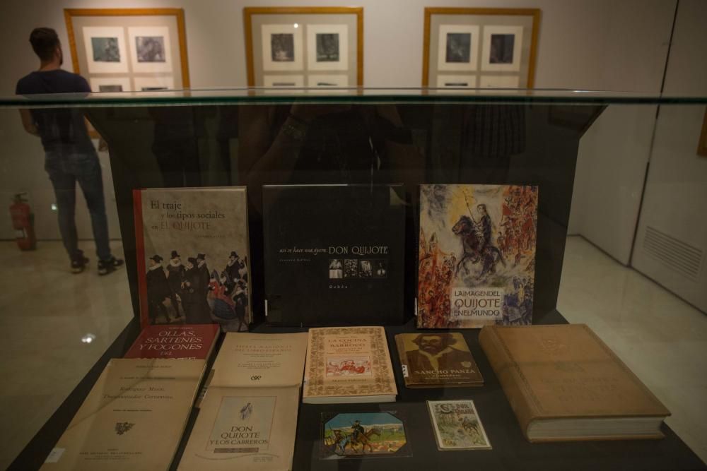 La exposición incluye ediciones del libro que datan del siglo XVII