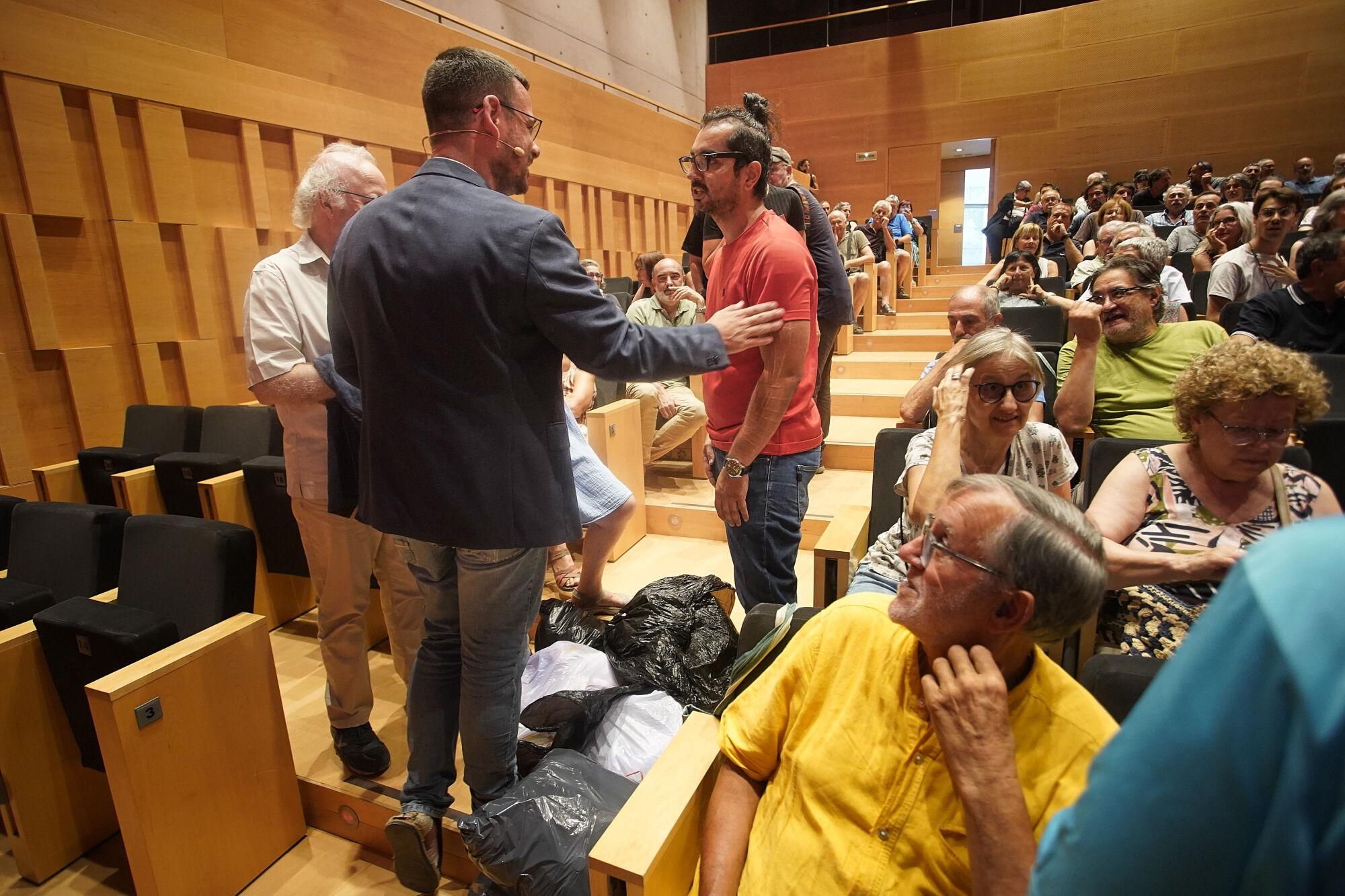 Girona Auditori alcalde de Girona, Lluc Salellas,conferència balanç meitat de mandat propostes pels pròxims dos anys Protesta veí amb bosses escombraries per la brutícia que hi ha als carrers contenidors recollida selectiva