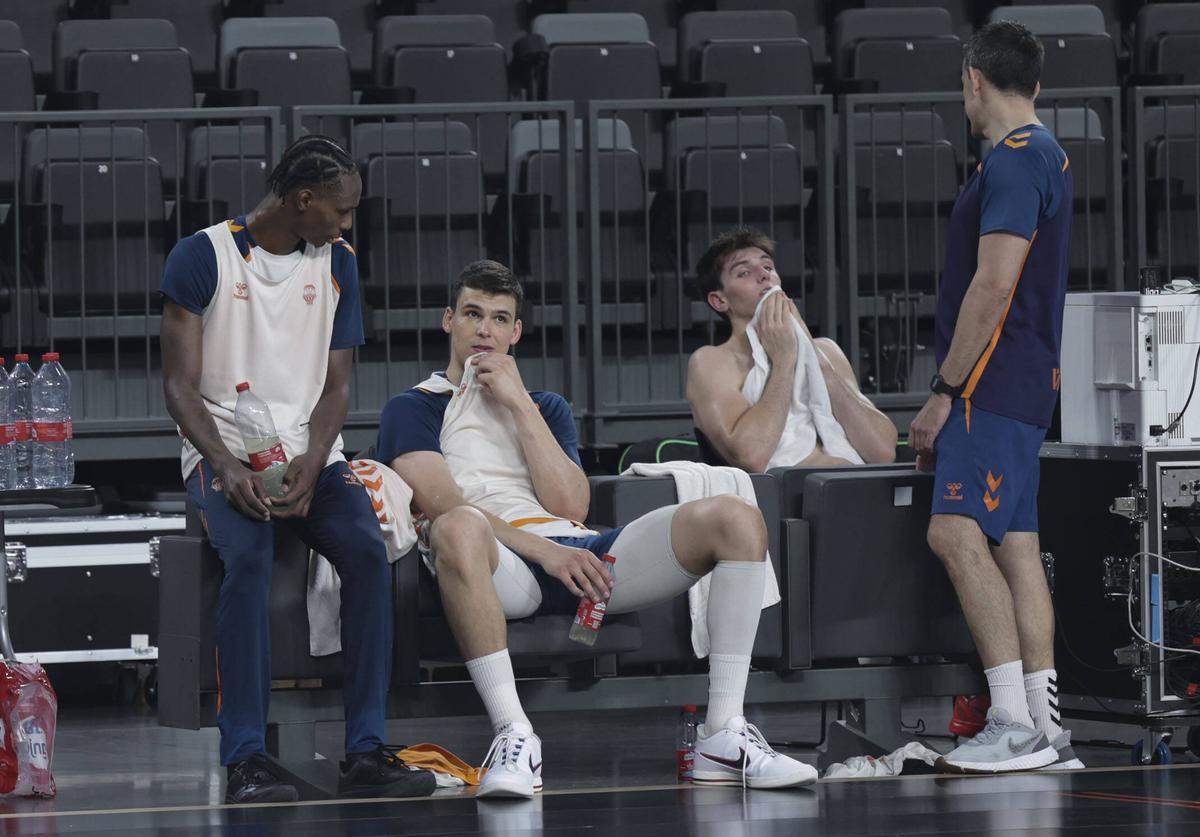 Brancou Badio, Jaime Pradilla y Sergio de Larrea, tras el entrenamiento de este martes en el Roig Arena.