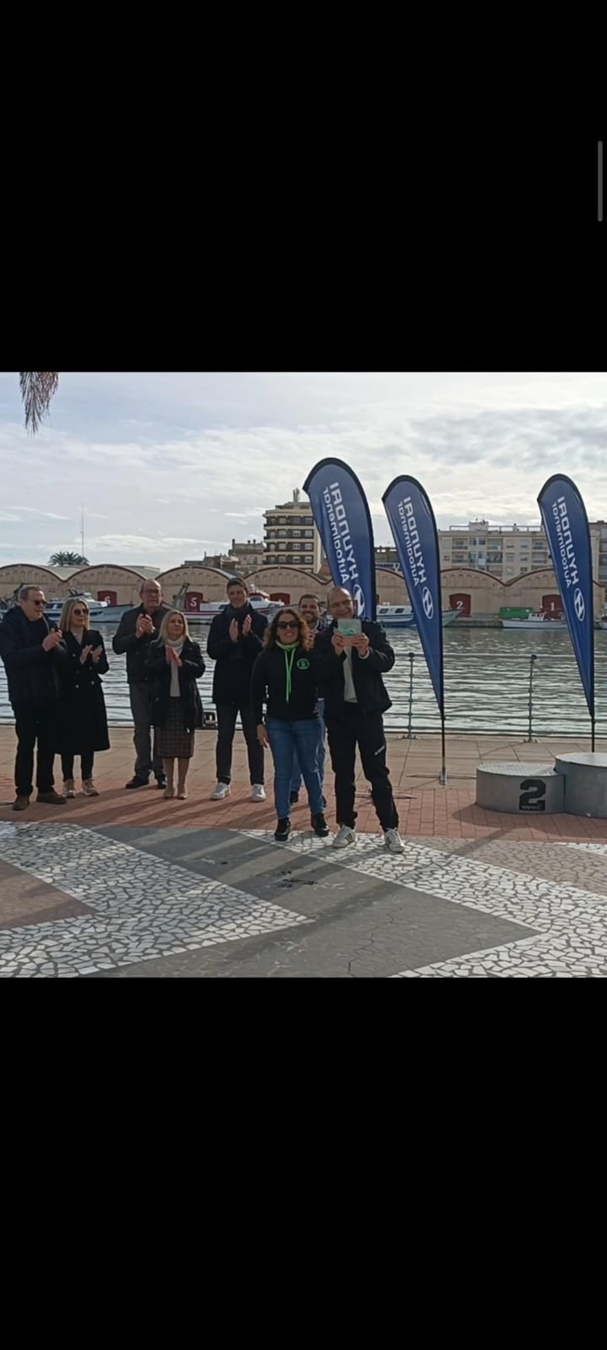 La presidenta del NiE Gandia y Carlos Almiñana, en el acto de reconocimiento al socio y ex directivo