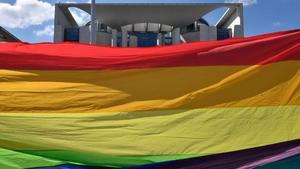 Unos activistas sostienen una bandera arcoiris frente al parlamento en Berlín. 