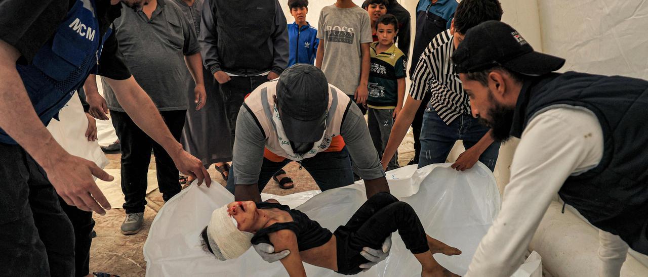Cadaver de un niño tras el ataque aéreo israelí a la ciudad de Gaza