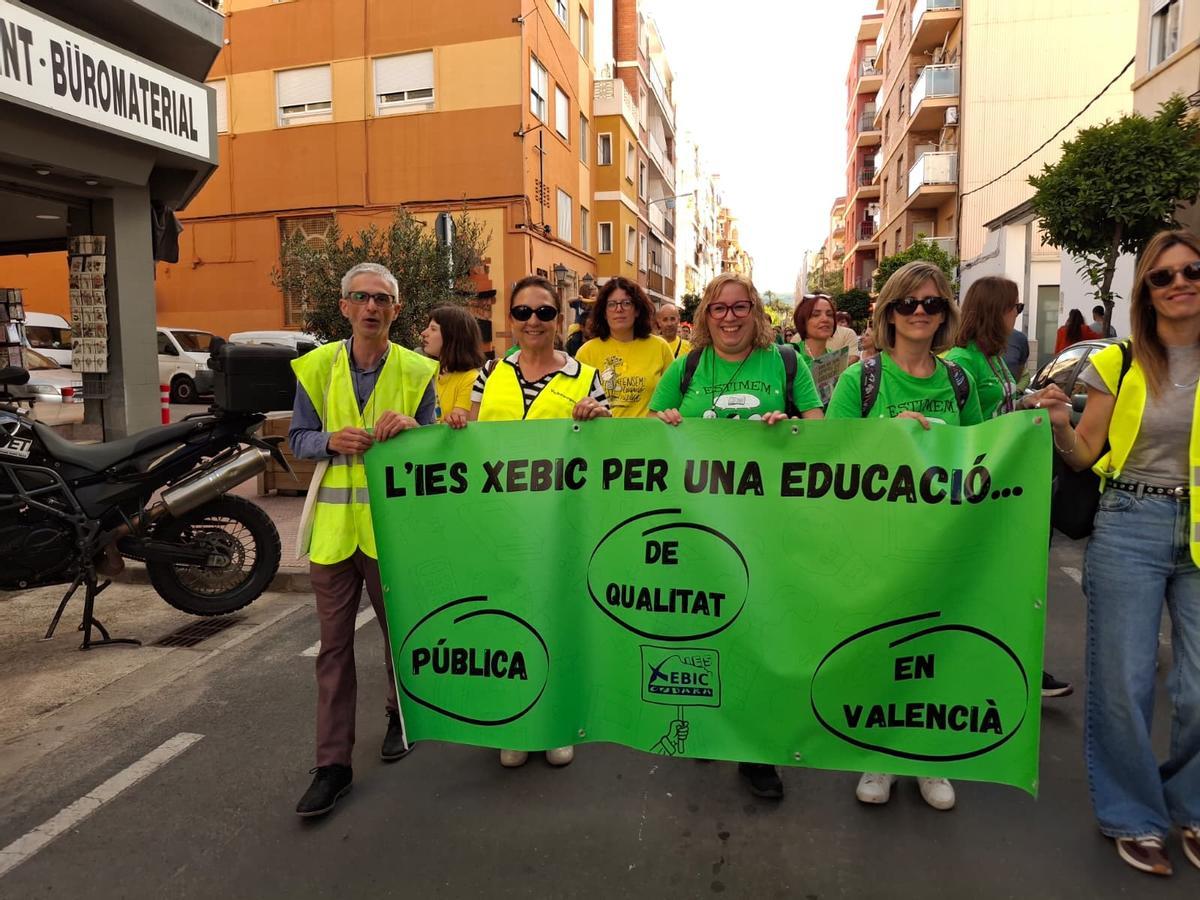 Las imágenes de la multitudinaria e histórica manifestación de los docentes y familias en Dénia