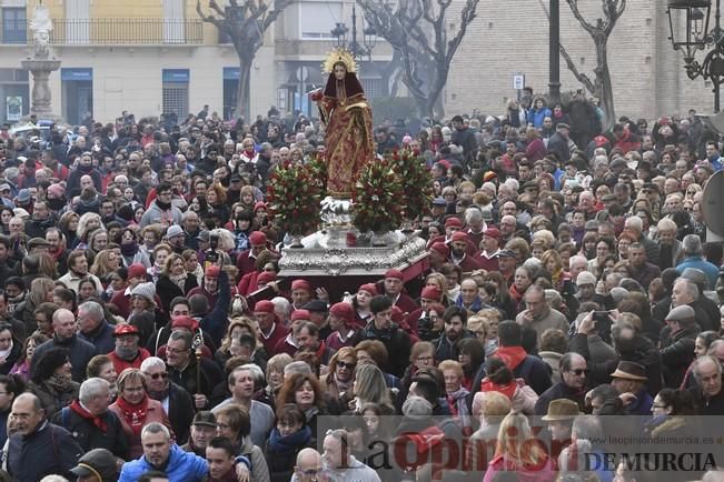 Los romeros acompañan a la Santa pese al frío.