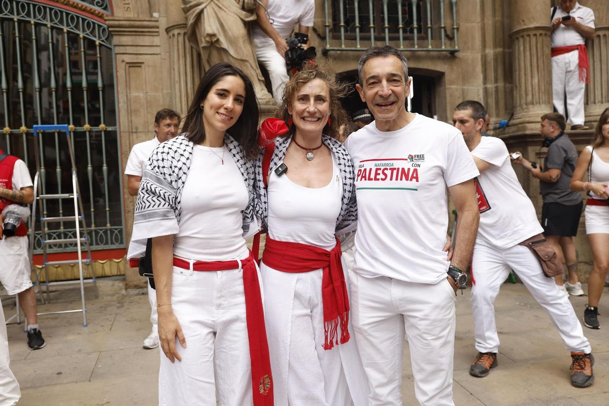 Los tres representantes de Yala Nafarroa por Palestina Dyna Kharrat (i), Lidón Soriano (c) y Eduardo Ibero, encargados del Chupinazo.