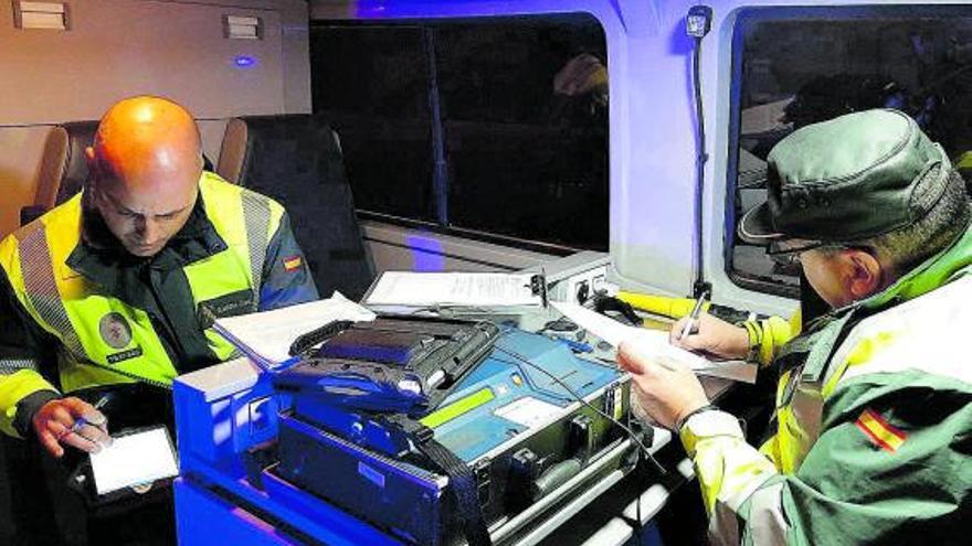 Guardias civiles de Tráfico durante un control de drogas y alcohol. | |