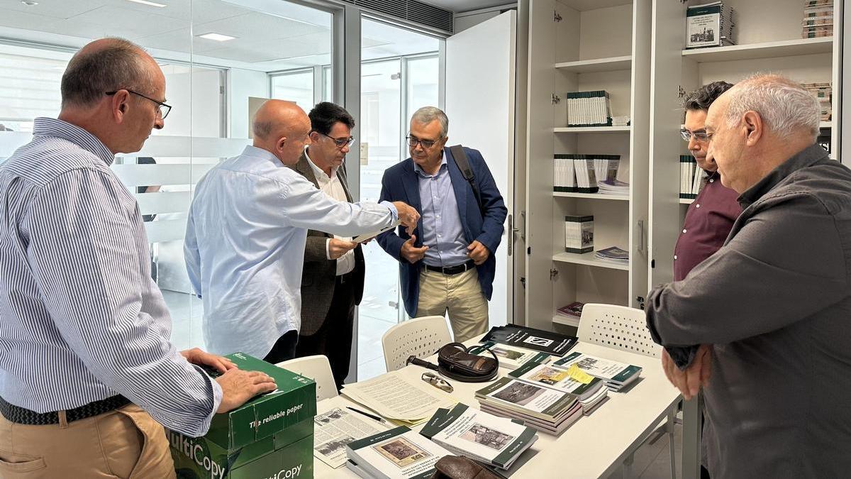 En el centro, el alcalde con el presidente del Cercle y el edil de Participación