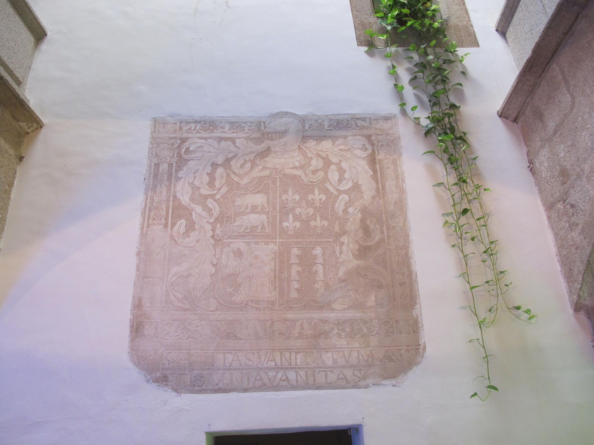 Escudo en esgrafiado en el Palacio de la Isla, con cuarteles de Mogollón, Aldana, Blázquez y Tapia.