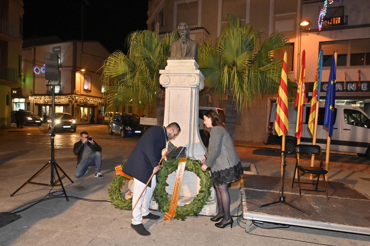 Moment en el que l'alcalde, José Benlloch, i la reina de les festes, Maria Carmona, deixen la corona de llorer als peus de l'estatua de Tàrrega.