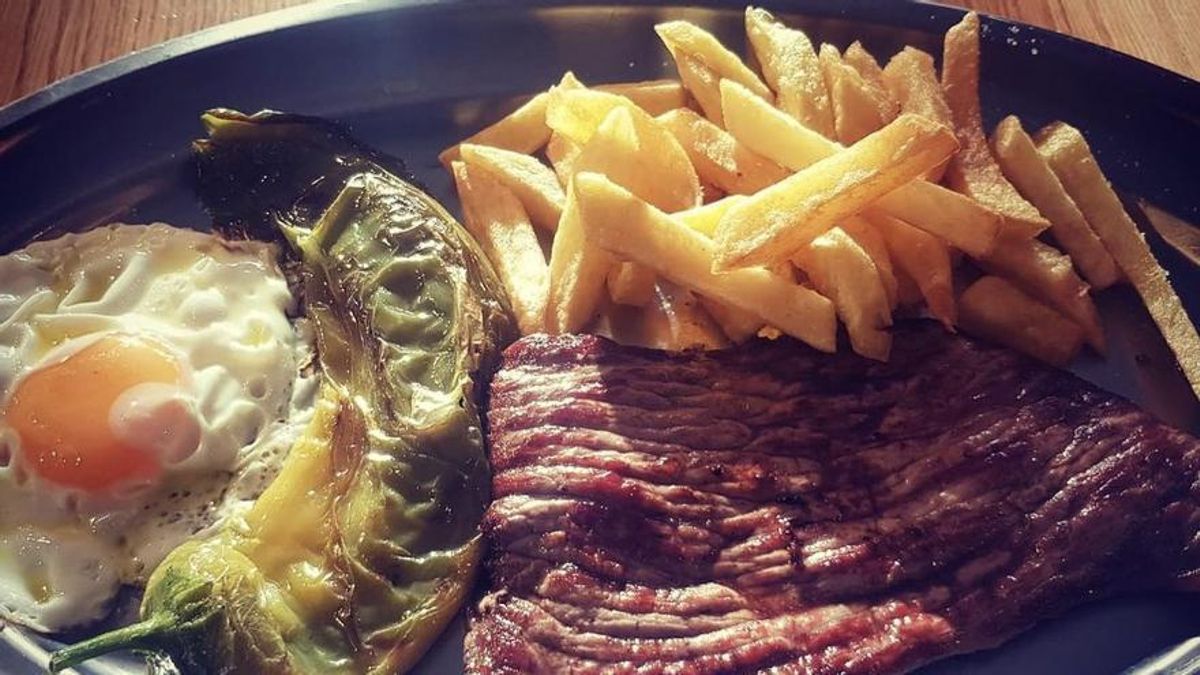 Uno de los platos combinados de Bar Estudiantil (Barcelona).