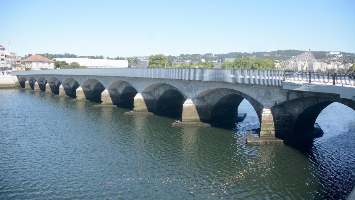 Aspecto actual del puente de O Burgo, con su nueva y polémica barandilla.