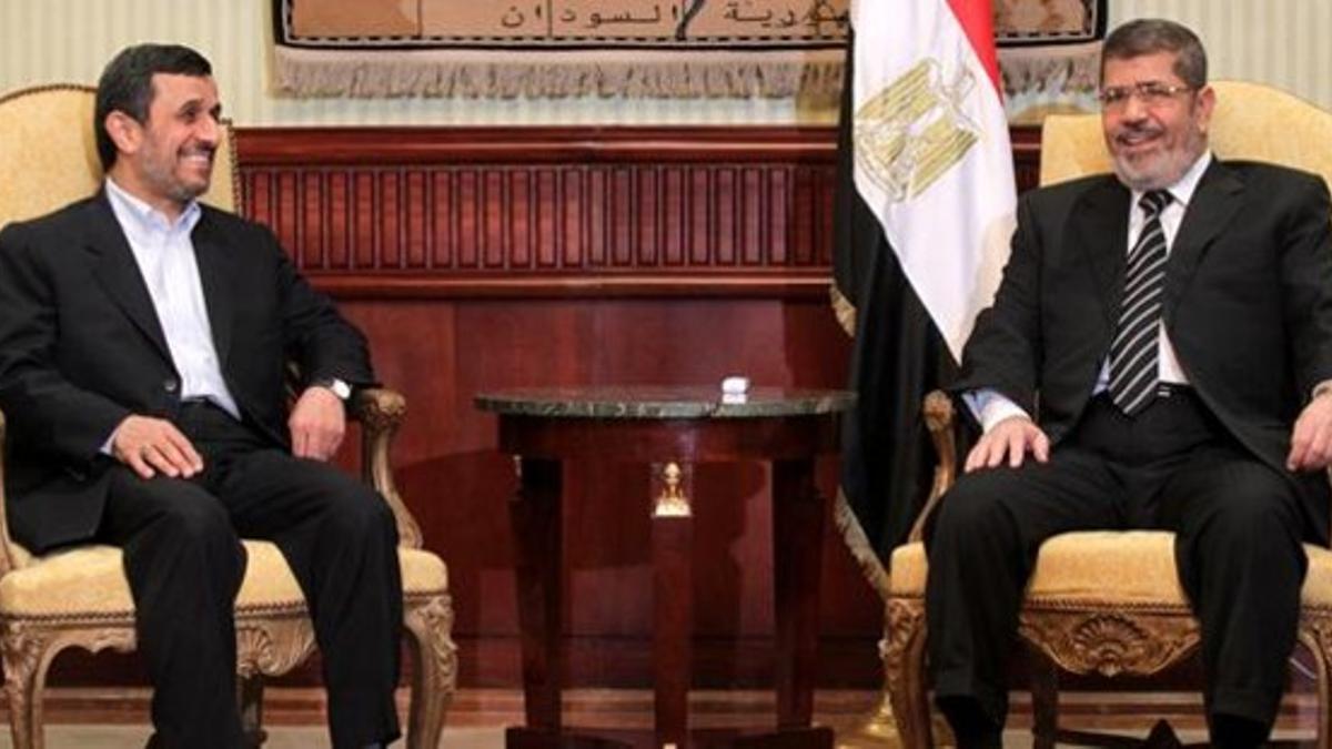 Mahmud Ahmadineyad y Mohamed Mursi, juntos este martes en El Cairo.