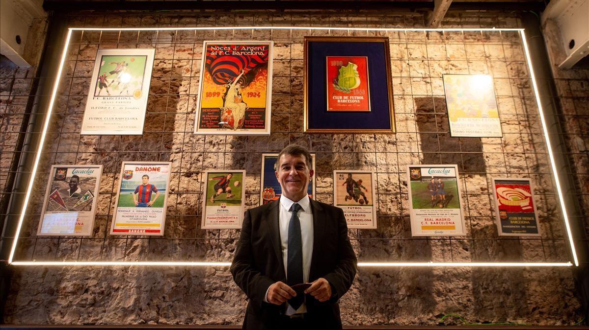 Joan Laporta posa ante unos carteles históricos del Barça en su sede electoral.