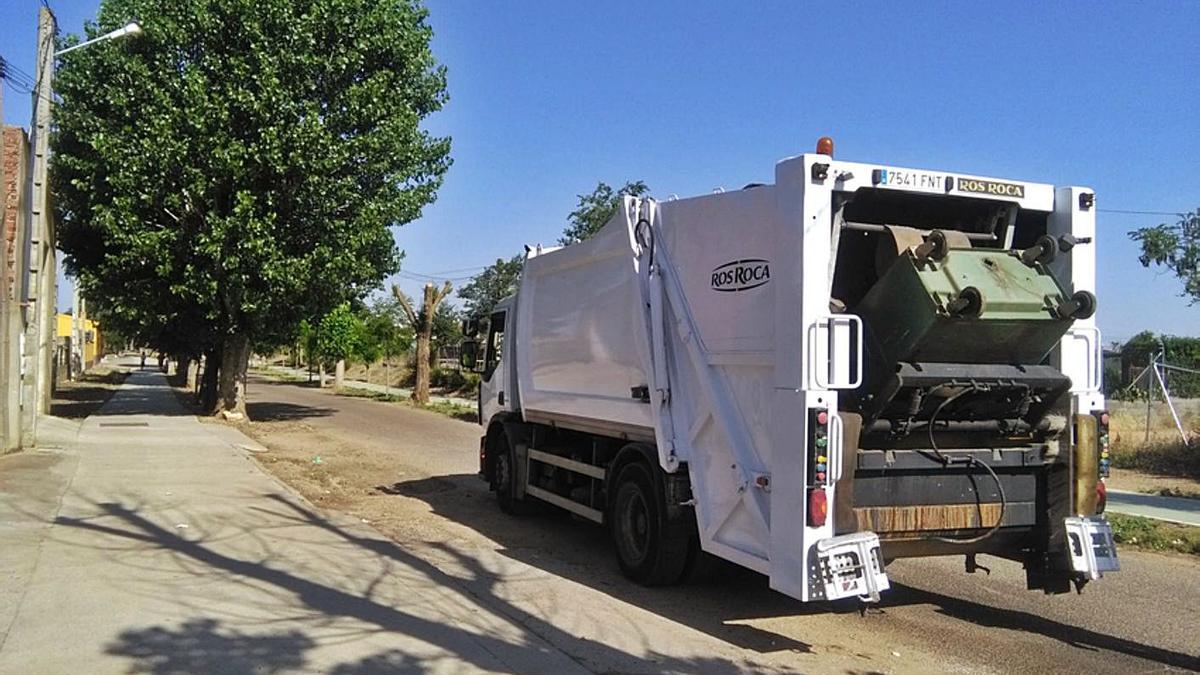 Un camión del servicio de basura recoge un contenedor en el camino del cementerio de Toro. | M. J. C.