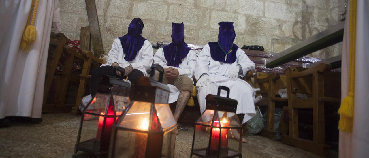 Penitentes aguardan en la iglesia de San Juan al inicio de una de las procesiones cacereñas.