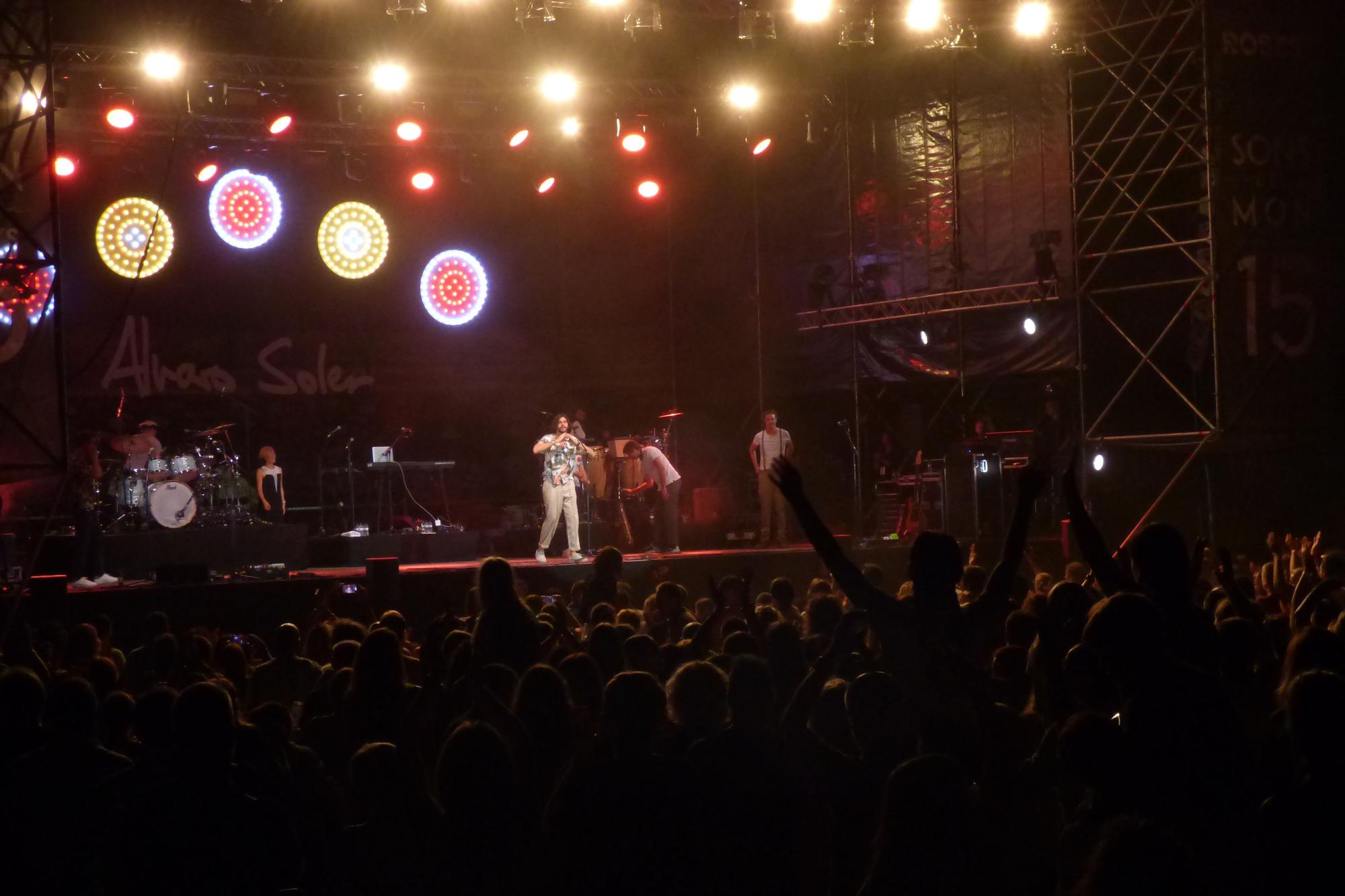 Sara Roy, Greg Taro i Alvaro Soler animen un públic enèrgic a la Ciutadella de Roses