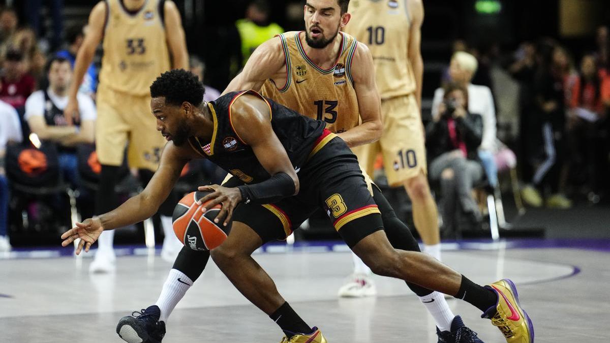 Satoransky intenta frenar la subida de balón de Loyd.