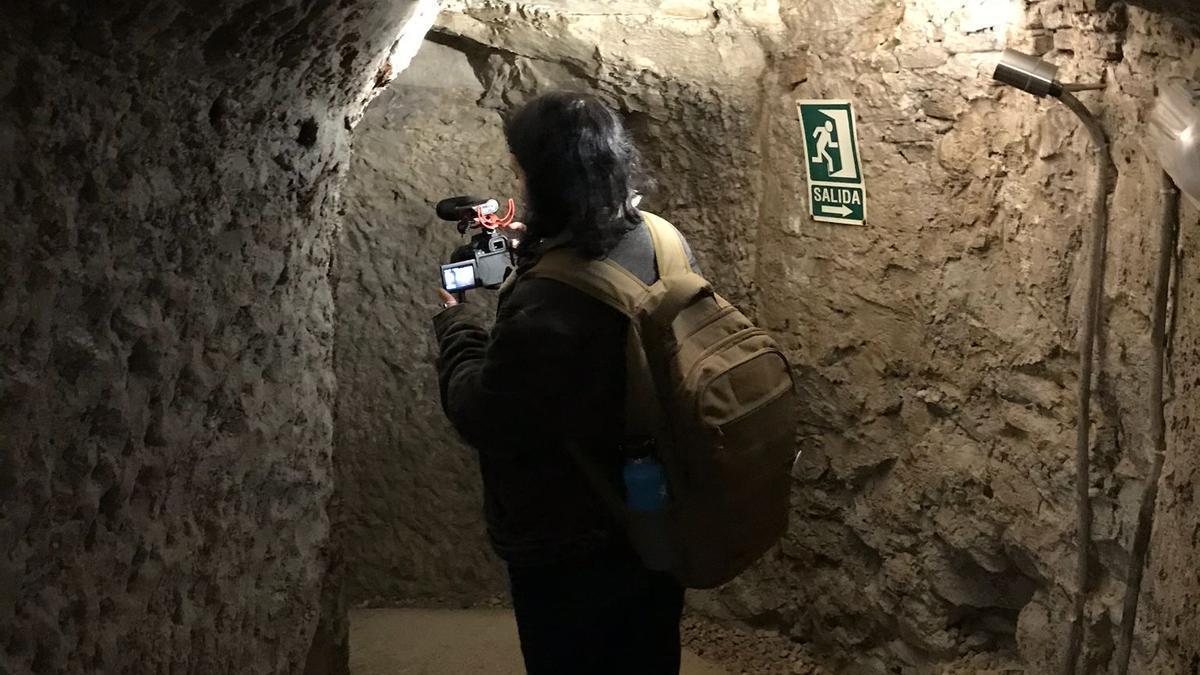 Isabel Ginés captando imágenes para el documental en un refugio antiaéreo de la Guerra Civil.