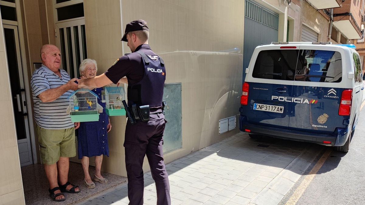 Un policía nacional devuelve los canarios recuperados a sus dueños.