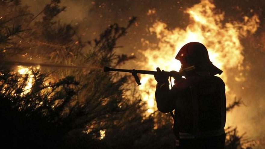 Un miembro de la brigada, lucha contra el incendio