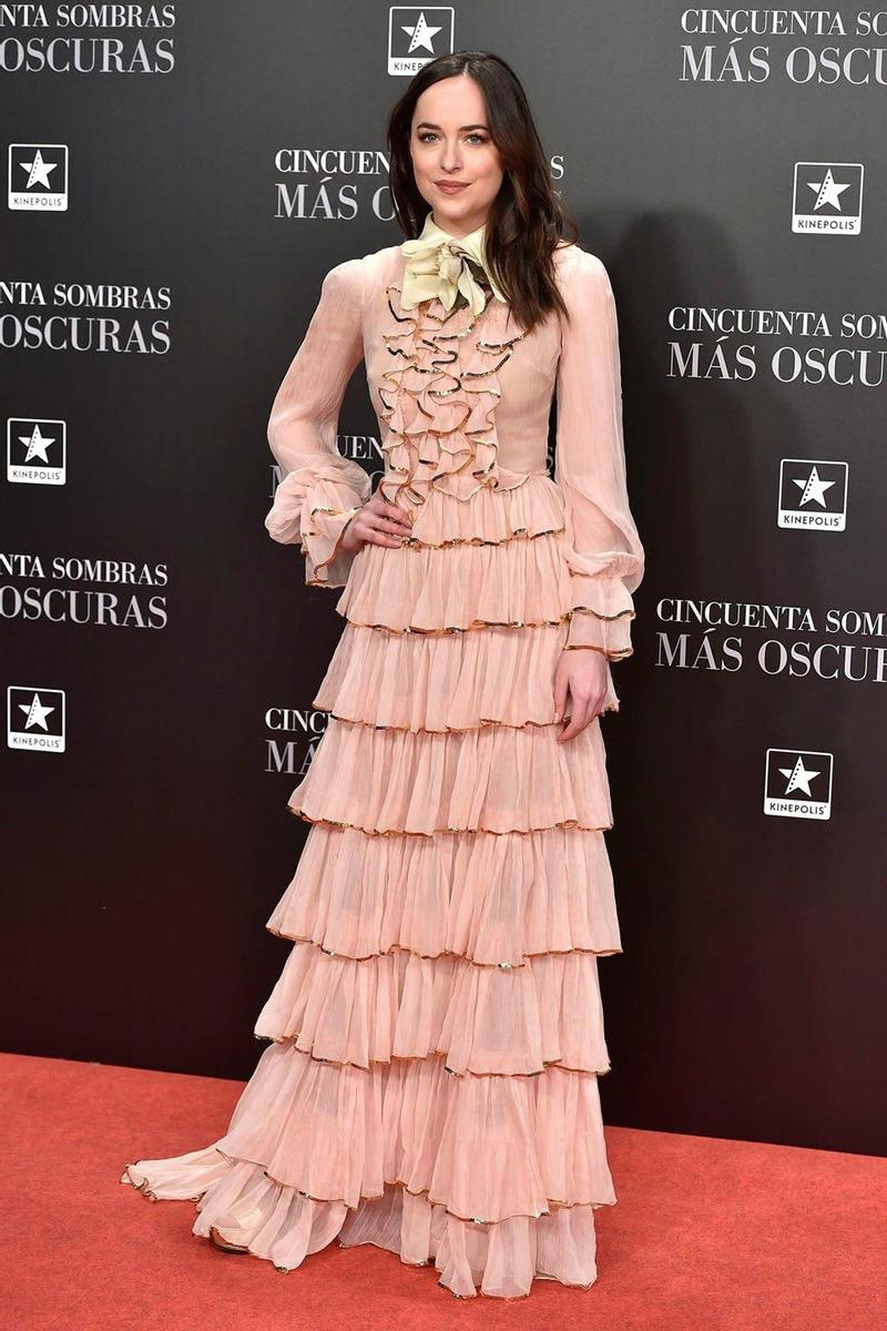 Dakota Johnson posa con su vestido de Gucci