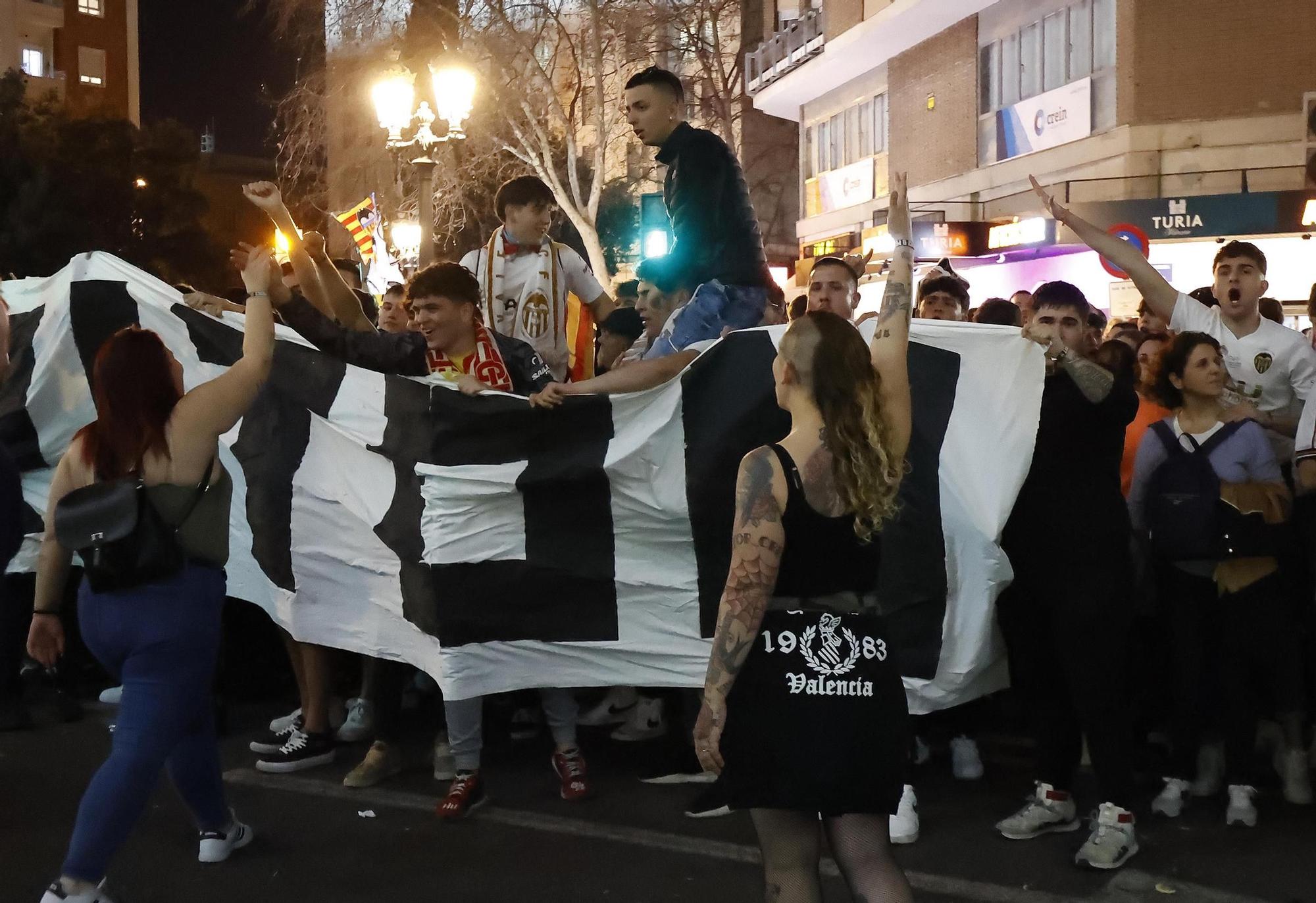 La afición del Valencia vuelve a manifestarse contra Lim