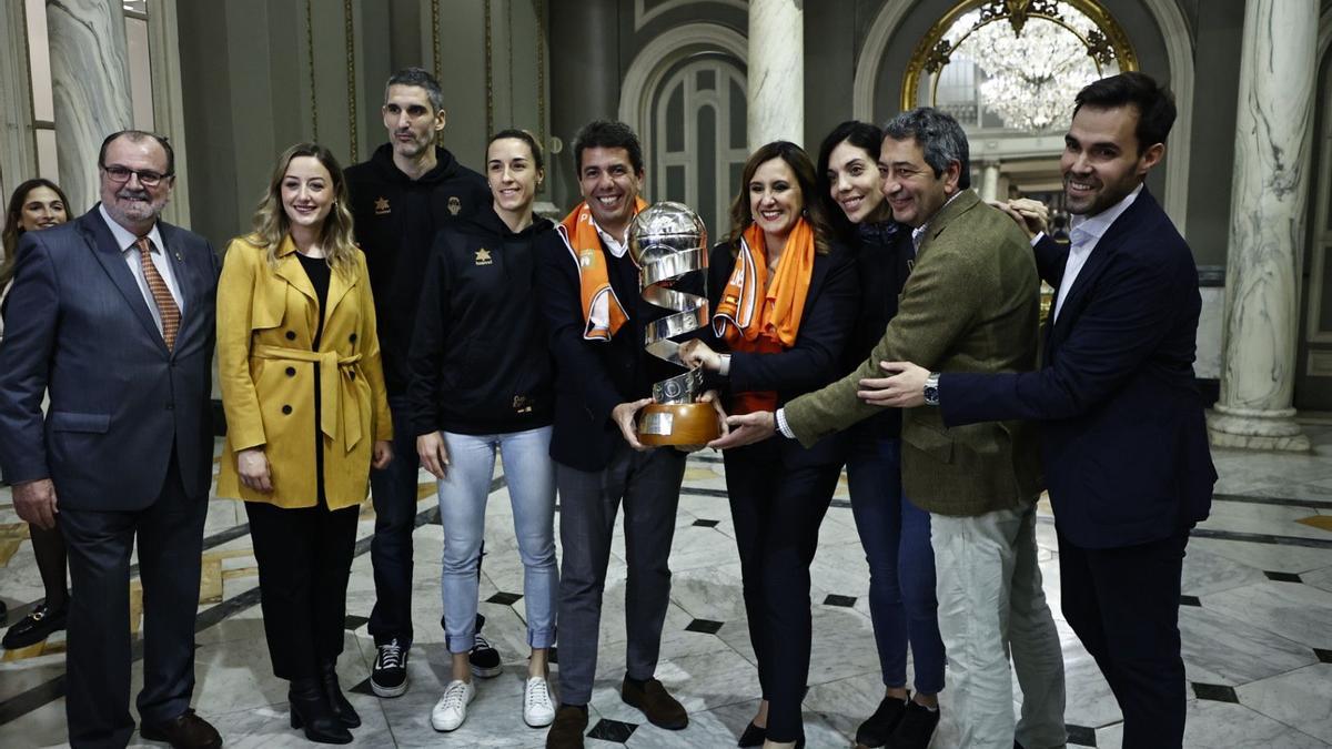 Las campeonas visitan el Ayuntamiento