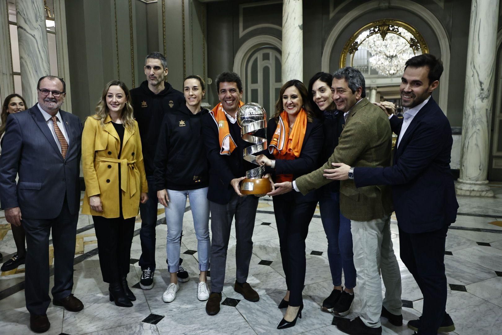 Las campeonas visitan el Ayuntamiento