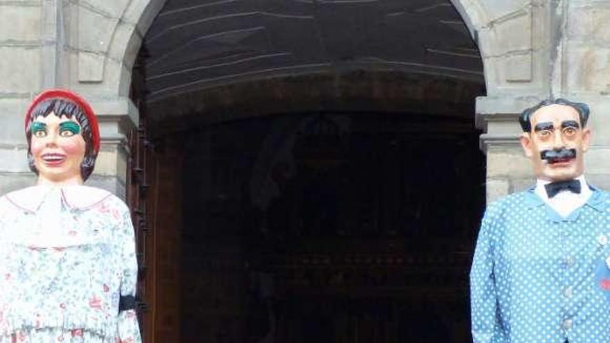 En el centro, la urna con las cenizas de Neto y su foto, rodeados por sus familiares, a la puerta de la iglesia, flanqueada por los gigantes.