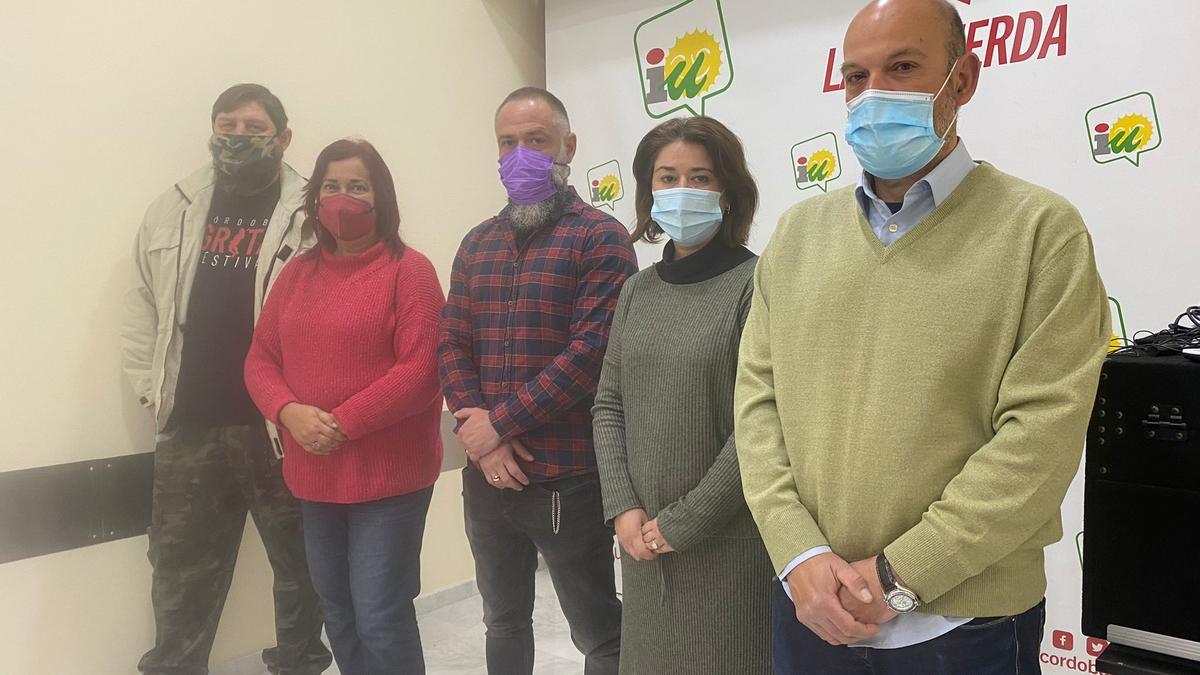 Irene Ruiz, junto a algunos de los activistas de IU.