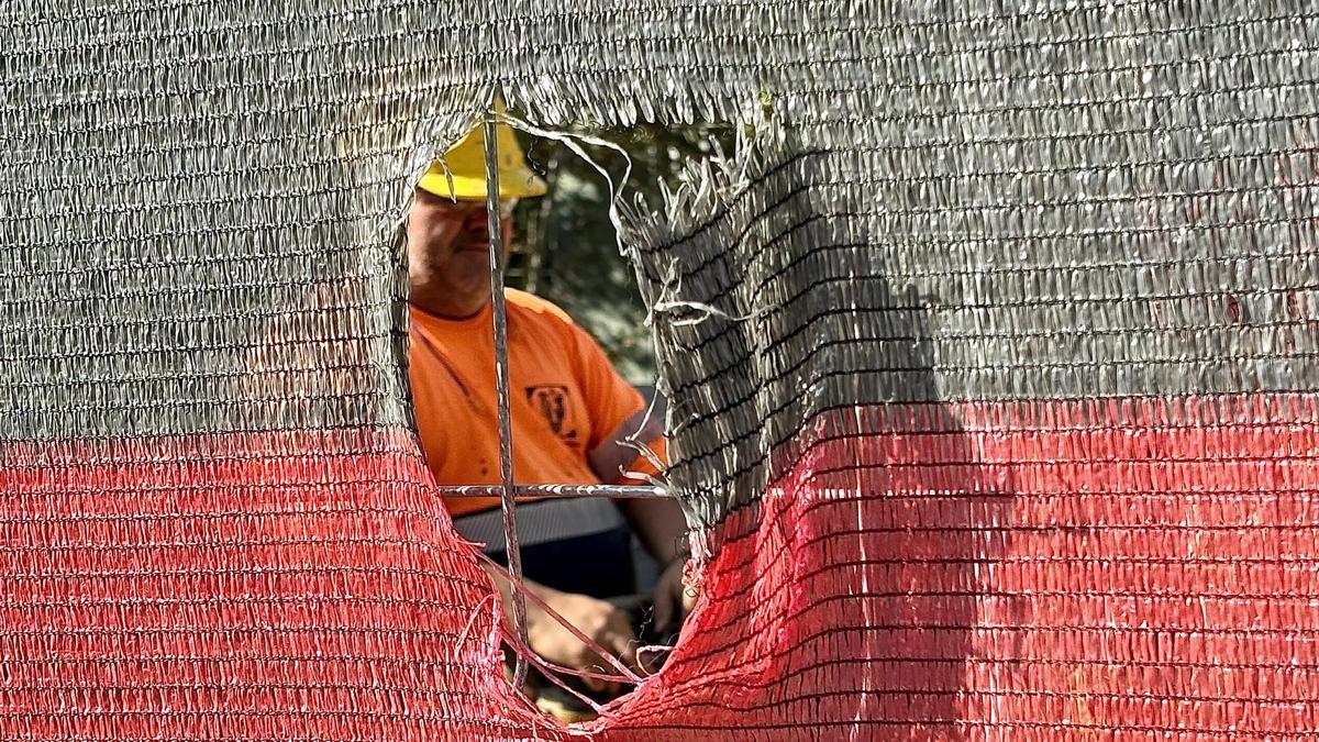 Uno de los operarios que se encargan de levantar el nuevo IES Vallacarca, en el interior de la obra, este miércoles