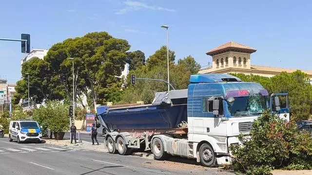 Aparatoso accidente de un camión en la Gran Vía de Alicante