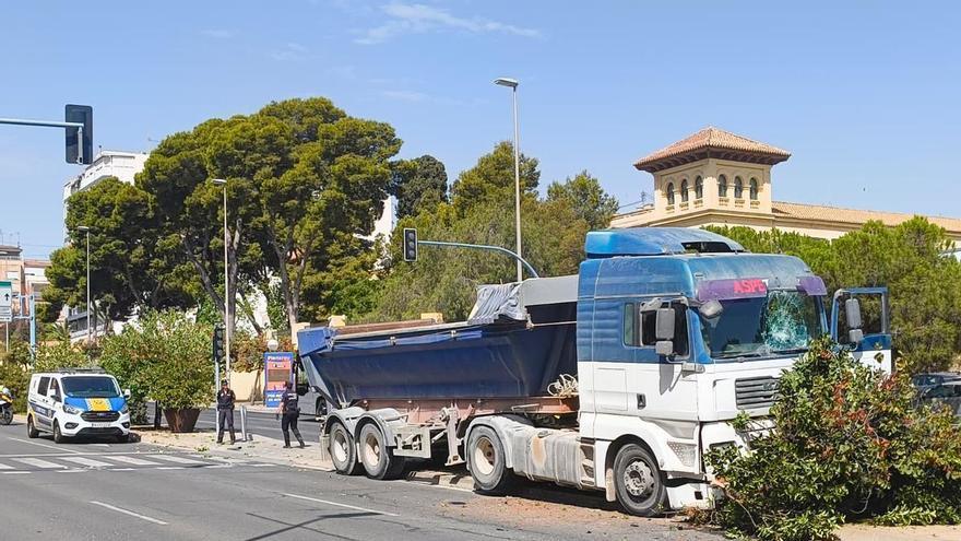 Aparatoso accidente de un camión en la Gran Vía de Alicante