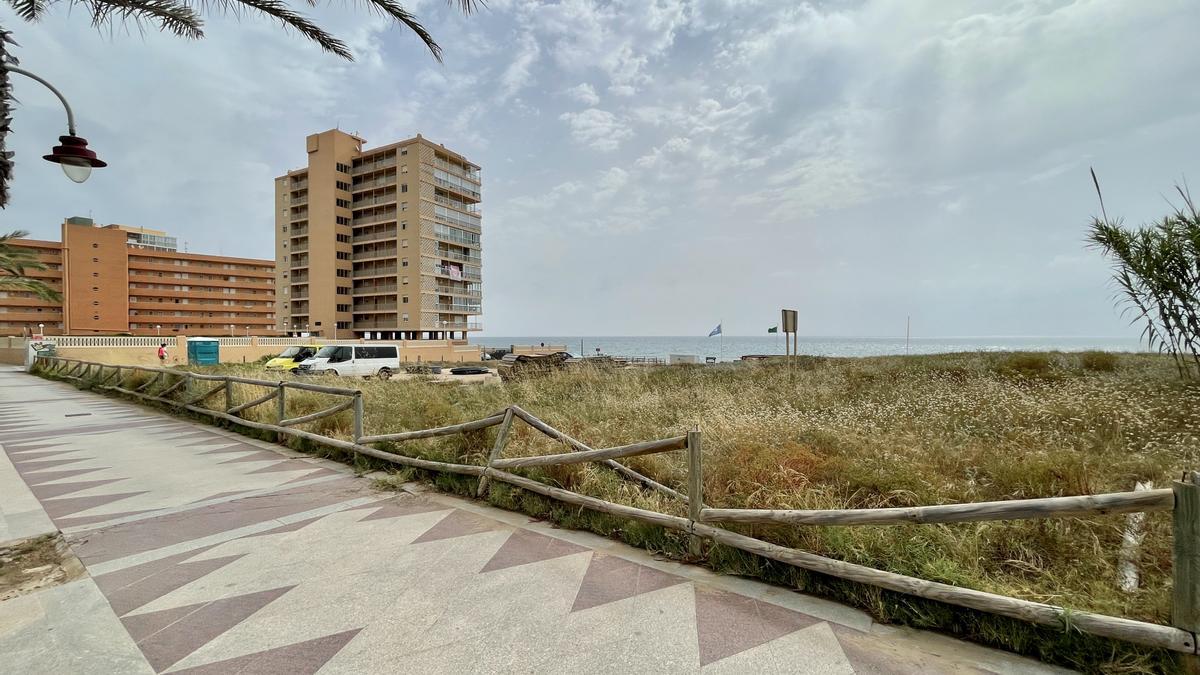 Vallado deteriorado en el paseo de Arenales del Sol