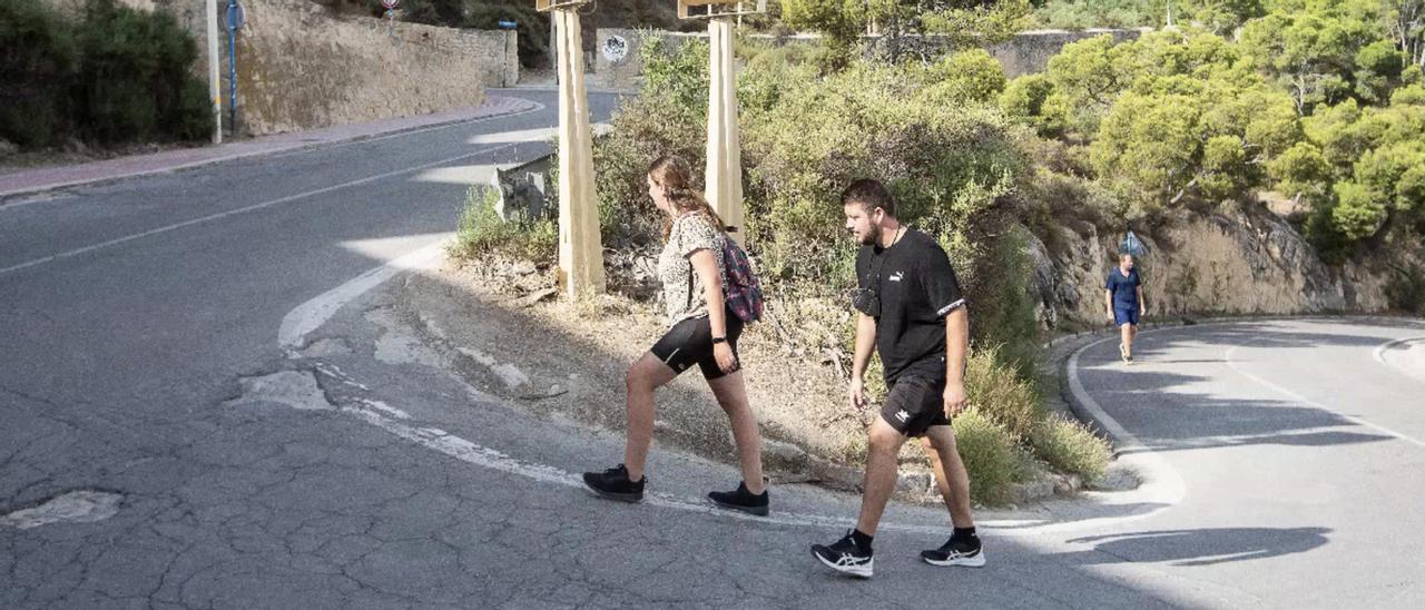 Dos personas suben a pie al castillo de Santa Bárbara en una imagen de archivo