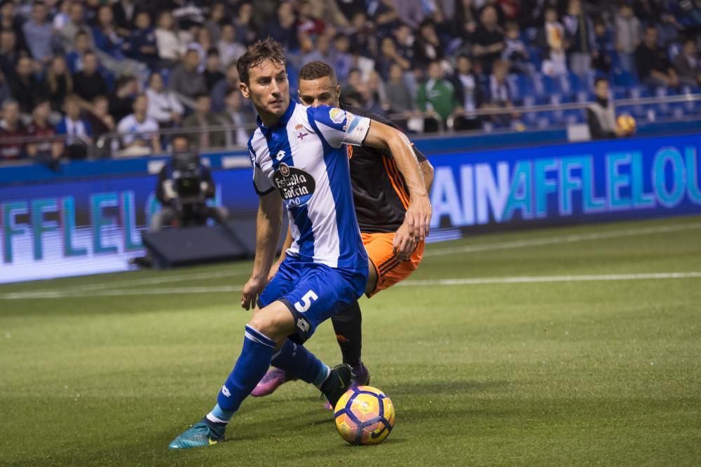 Un Çolak notable librea el ataque con un gran gol y un error suyo propicia el empate (1-1).