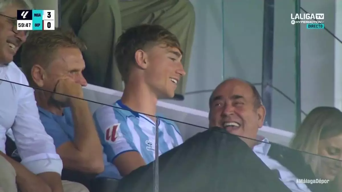 Huijsen no se olvida de sus orígenes y volvió a La Romareda a ver al Málaga