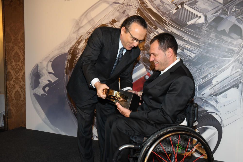 Javier Moll de Miguel entrega el galardón a Albert Llovera.