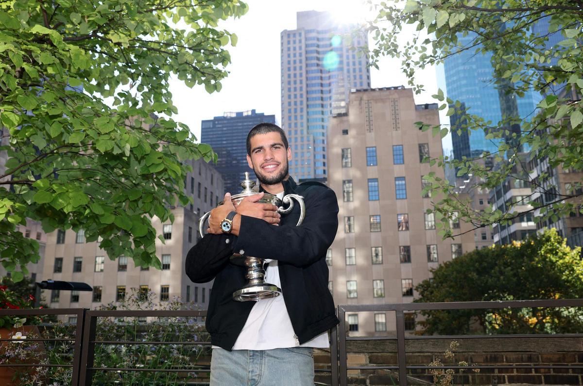 Carlos Alcaraz posa con el trofeo del US Open en Nueva York.