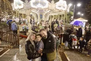 El mercadillo de Navidad de Gijón luce el brillo de las fiestas lleno de visitantes: “Siempre es prestoso dar una vuelta” (en imágenes)