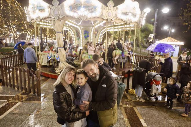 El mercadillo de Navidad de Gijón luce el brillo de las fiestas lleno de visitantes: “Siempre es prestoso dar una vuelta” (en imágenes)